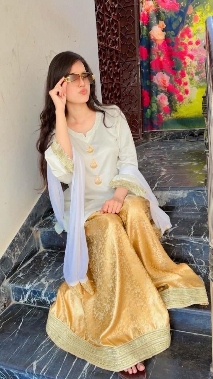 Elegant outfit with gold accents ( 3 Pc )